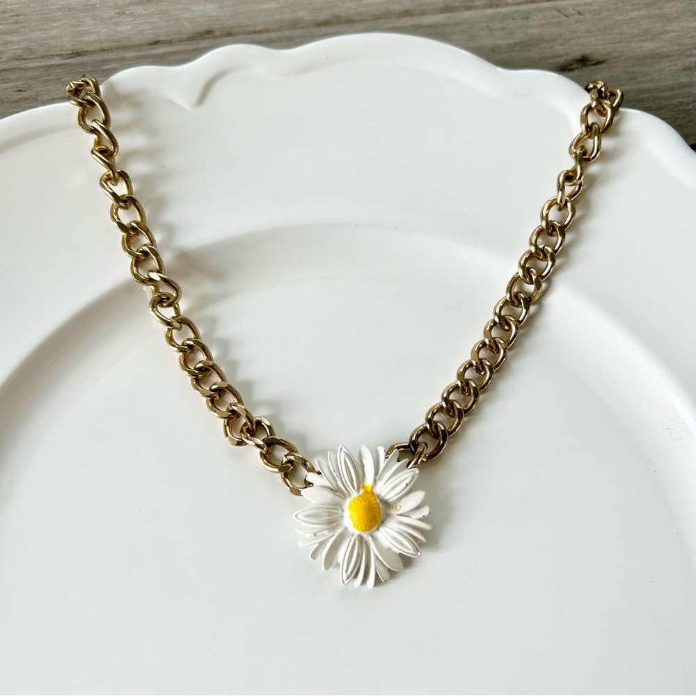 💜 LAST CHANCE Chunky Gold-Tone Chain Necklace w/ Painted Metal Daisy Pendant